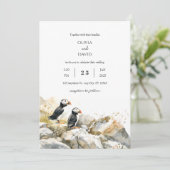 Rocky Shoreline mit Puffins Couple Beach Wedding Einladung (Stehend Vorderseite)