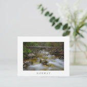 Rocky-Wald-Bach Weißer Text Postkarte (Stehend Vorderseite)