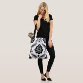 Rococo-Damask großes Muster Grau Schwarz Weiß Tasche (Am Model)