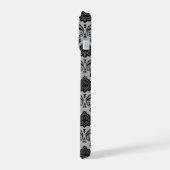 Rococo-Damask-Muster Schwarz auf Grau iPhone 15 Hülle (Linke Seite)