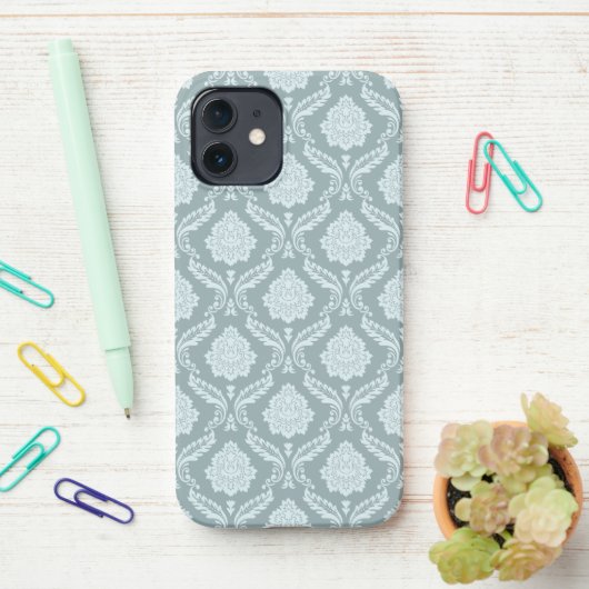Rococo Damask Rpt Pattern Duck Egg Blue+Teal iPhone Hülle (Auf dem Schreibtisch)