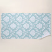 Rococo-Damaskmuster Weiß auf Enteneiblau Strandtuch (Vorderseite)