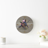 Rodeo Cowgirl Barrel Racing Western Themed Clock Runde Wanduhr (Zuhause)