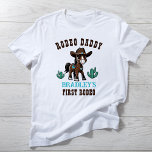 Rodeo Daddy Cowboy-Geburtstagsparty passend T-Shirt<br><div class="desc">Rodeo Papa First Rodeo niedliche Cowboy-Kindergeburtstag Geburtstagsparty personalisierten T - Shirt,  bezauberndes braunes Kinderpferd in einem Cowboys-Hut und dekorierten Sattel auf der Landschaft von Arizona für Cowboys Western Geburtstagsparty,  Geburtstagsfoto passendes Familienfoto,  Foto Requisiten.</div>