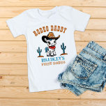 Rodeo Daddy Cowboy-Geburtstagsparty T-Shirt<br><div class="desc">First Rodeo niedlichen Cowboypferd Geburtstagsparty Papa's Shirt,  adorable,  weiße Babypferd in einem Cowboys-Hut und dekorierte Sattel für Cowboys Western Geburtstagsparty T - Shirt,  kann das passende Set für Familiengeburtssfoto erhalten</div>