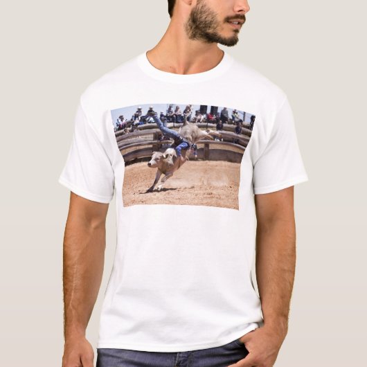 Rodeo, das Stier sich sträubt T-Shirt (Vorderseite)
