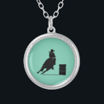 Rodeo Theme Cowgirl Barrel Racing Silhouette Versilberte Kette<br><div class="desc">Silhouette eines sportlichen Cowgirl Fass Rennen mit ihrem Pferd. Aufregende Darstellung von Rodeo-Aktionen. Hintergrund ist eine minzgrüne Farbe. Ideal für Rodeo-Fans und Pferdefreunde.</div>