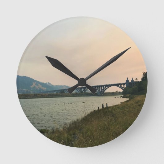 Rogue River, OR Runde Wanduhr (Vorderseite)