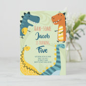 Roh-einige Niedliche Dinosaurier zum Geburtstag Ei Einladung (Stehend Vorderseite)