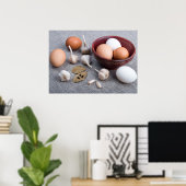 Rohe Eier, Knoblauch und Gewürze in der Küche Poster (Heimbüro)