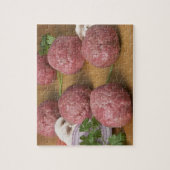 Rohe Fleischbällchen auf einem Schneidebrett Puzzle (Vertikal)