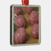 Rohe Fleischklöschen auf einem Schneidebrett Ornament Aus Metall (Rechts)