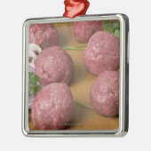 Rohe Fleischklöschen auf einem Schneidebrett Ornament Aus Metall (Links)