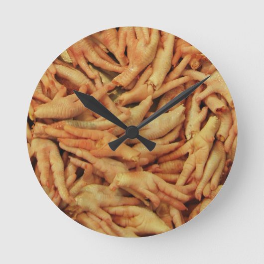 rohe Hühnerfüße Runde Wanduhr (Vorderseite)