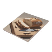 Rohes Brot und Scheiben auf Holzbrett Fliese (Seite)