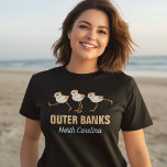 Rohrleitung Außenbänke Nord-Carolina-Vogelbeobacht T-Shirt<br><div class="desc">Fügen Sie einfach Ihre eigenen Texte,  den Namen Ihres Lieblings-Ostseestrandes,  zu diesem niedlichen Design mit drei Säuglingspießen,  die über den Sand ziehen.</div>