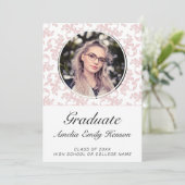 Rokoko Pink Graduate Foto Abschluss Einladung (Stehend Vorderseite)