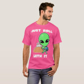 Roll mit ihm Alien Bowling Ball Earth Funny T-Shirt (Vorne ganz)