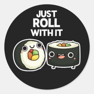 Roll mit ihm lustige Sushi Roll Pun Dark BG Runder Aufkleber