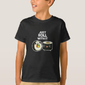 Roll mit ihm lustige Sushi Roll Pun Dark BG T-Shirt (Vorderseite)