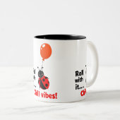 Roll With It Chill Vibes Ladybug Quote Art Zweifarbige Tasse (VorderseiteRechts)