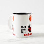 Roll With It Chill Vibes Ladybug Quote Art Zweifarbige Tasse (Vorderseite Links)