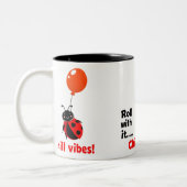 Roll With It Chill Vibes Ladybug Quote Art Zweifarbige Tasse (Links)