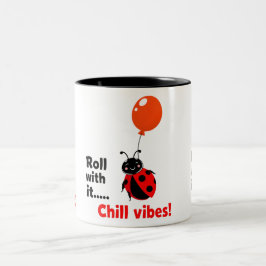 Roll With It Chill Vibes Ladybug Quote Art Zweifarbige Tasse