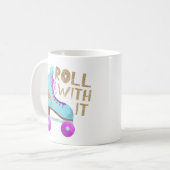 ROLL WITH IT | Lustiger Spruch Rollschuhläufer Kaffeetasse (Vorderseite Links)