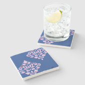 Rollen Damask Art I Pink on Blue Steinuntersetzer (Seitenansicht)