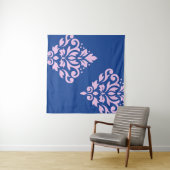 Rollen Damask Art I Pink on Blue Wandteppich (Beispiel (Horizontal))