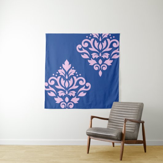 Rollen Damask Art I Pink on Blue Wandteppich (Beispiel)