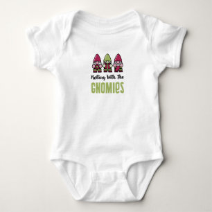 Rollen mit dem Babyanzug Gnomies Baby Strampler