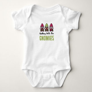 Rollen mit dem Babyanzug Gnomies Baby Strampler