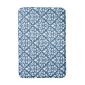 Rollen Sie Damask Ptn White auf Dk Blue Badematte (Vorderseite Vertikal)