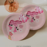 Roller Skaten Birthday Party Round Paper Teller<br><div class="desc">Genießen Sie Geburtstagskuchen und Eis auf diesen Skate-Tellern. Dieses Design zeigt eine lustige Skater-Frau,  die ihre rosafarbenen Roller-Skate auftaucht. Groovy Blume,  eine Diskothek,  Stars und andere lustige Elemente runden dieses Diskodesign ab. Sehen Sie sich die gesamte Kollektion an,  um mehr passende Artikel zu finden!</div>