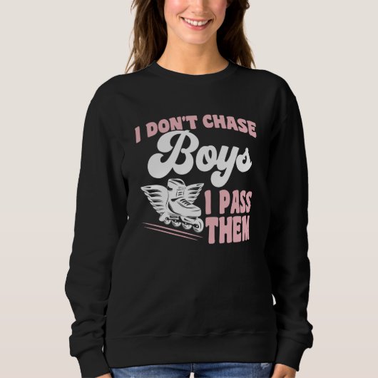 Roller Skating I Don't Chase Boys I Pass Them Roll Sweatshirt (Vorderseite)