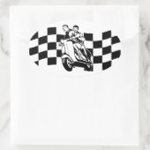 Rollerfahrer in Schwarzweiß-Karo Ovaler Aufkleber (Tasche)