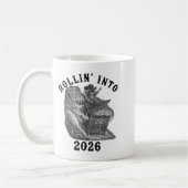 Rollin' Into 2026, 2026 Snarky New Year, Meme Racc Kaffeetasse (Links)