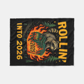 Rollin’ Into 2026 Funny Raccoon Dumpster Fire Fleecedecke (Vorderseite (Horizontal))