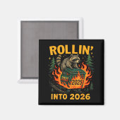 Rollin’ Into 2026 Funny Raccoon Dumpster Fire Magnet (Vorderseite/Rückseite)