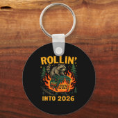 Rollin’ Into 2026 Funny Raccoon Dumpster Fire Schlüsselanhänger (Vorderseite)