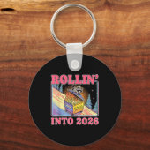 Rollin' Into 2026 Funny Raccoon Meme Happy New Yea Schlüsselanhänger (Vorderseite)