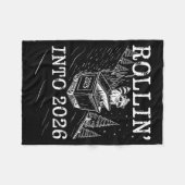 Rollin’ Into 2026 Raccoon Dumpster Fire New Year M Fleecedecke (Vorderseite (Horizontal))