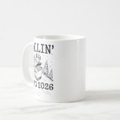 Rollin’ Into 2026 Raccoon Dumpster Fire New Year M Kaffeetasse (Vorderseite Links)