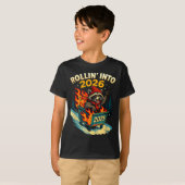 Rollin Into 2026 Raccoon Funny Dumpster Fire 2025 T-Shirt (Vorne ganz)