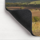 Rolling Hills und Berge unter einem bewölkten Mousepad (Ecke)