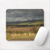 Rolling Hills und Berge unter einem bewölkten Mousepad (Mit Mouse)