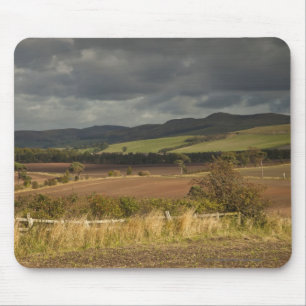 Rolling Hills und Berge unter einem bewölkten Mousepad
