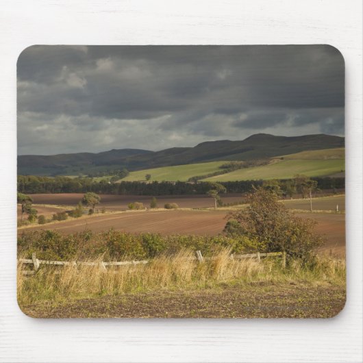 Rolling Hills und Berge unter einem bewölkten Mousepad (Vorne)